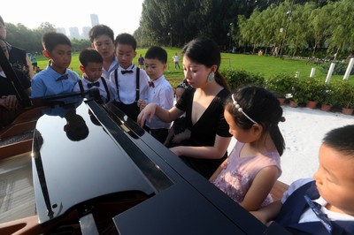 喜歡彈鋼琴的注意了，這一周鋼琴?gòu)V場(chǎng)天天有表演